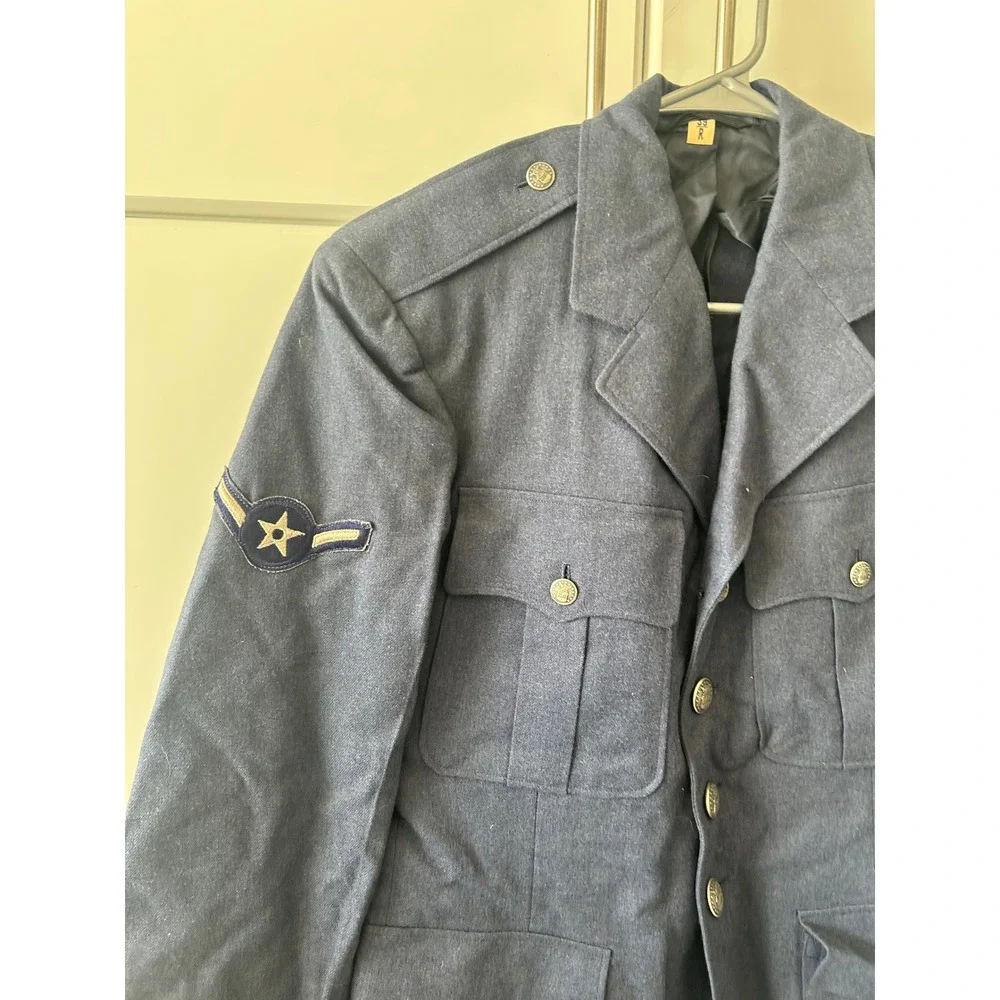 Vintage US Air Force Blue Service Dress Uniform Jacket A1C Insignia 39R‎